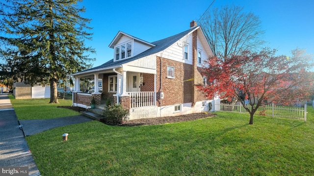 view of front of house featuring covered porch and a front lawn