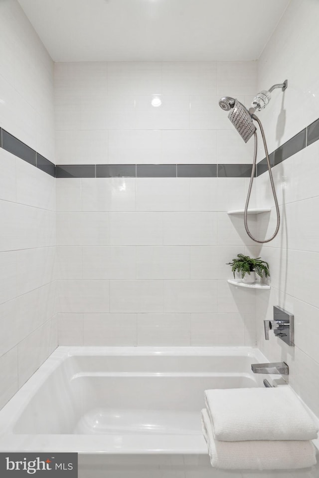 bathroom featuring tiled shower / bath combo