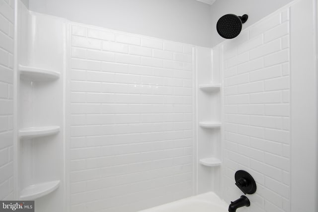 bathroom featuring tiled shower / bath combo