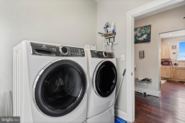 washroom with dark wood-style floors, laundry area, independent washer and dryer, and baseboards