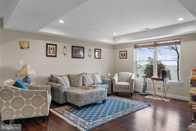 living area with dark wood-type flooring, recessed lighting, visible vents, and baseboards