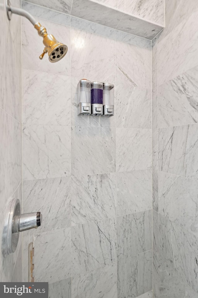 details featuring tiled shower