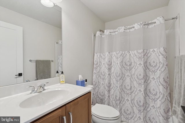 bathroom with toilet, a shower with shower curtain, and vanity