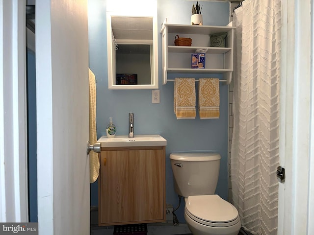 bathroom with a shower with curtain, vanity, and toilet