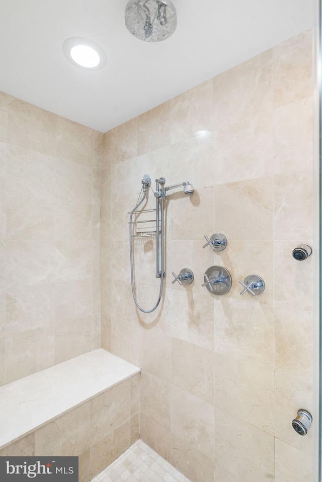 bathroom featuring tiled shower