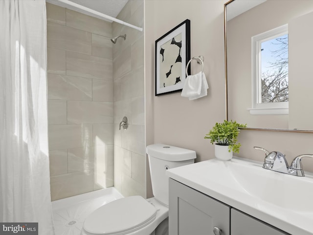 bathroom featuring a shower with curtain, vanity, and toilet