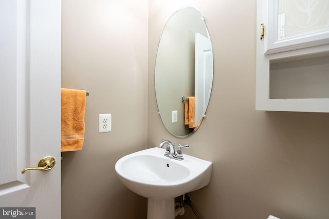 bathroom featuring a sink