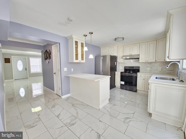 kitchen with sink, stainless steel refrigerator, backsplash, electric range, and decorative light fixtures