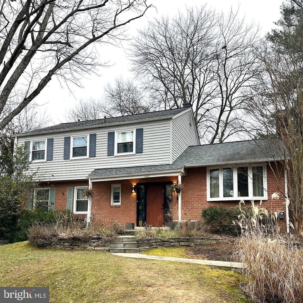 view of front of property featuring a front yard