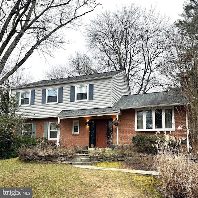 view of front of property featuring a front yard