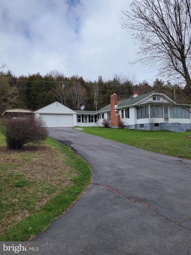 view of front facade with a garage and a front yard