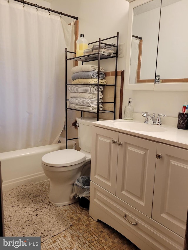 full bathroom featuring vanity, toilet, and shower / bath combo