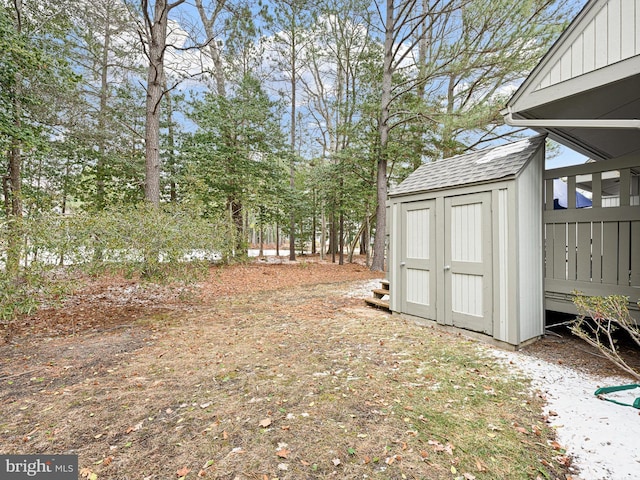 view of yard with a storage unit