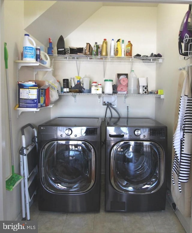 laundry room with tile patterned floors and washing machine and dryer