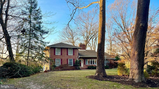 view of front facade featuring a front lawn