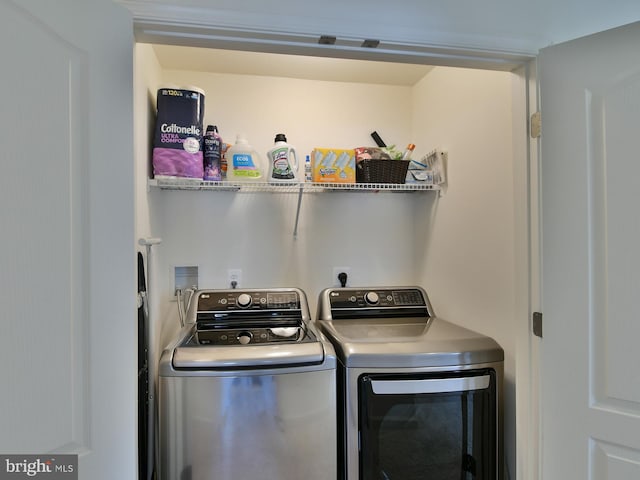 clothes washing area featuring laundry area and washing machine and dryer