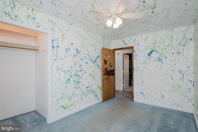 carpeted empty room featuring ceiling fan