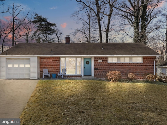 view of front facade featuring a garage and a lawn