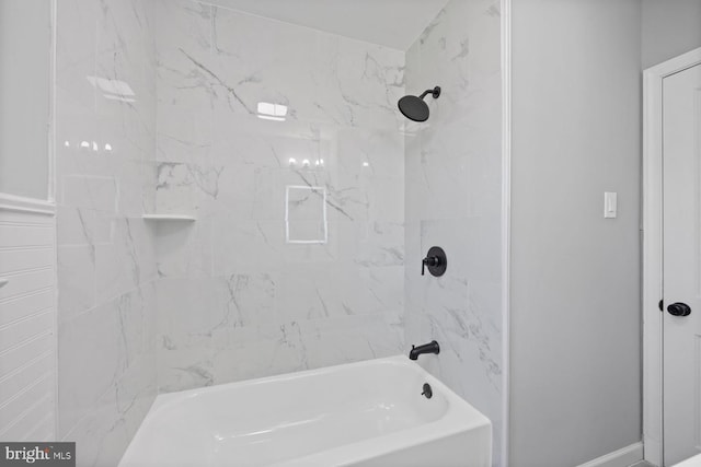 bathroom featuring tiled shower / bath combo