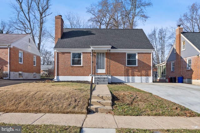 view of front facade with a front yard