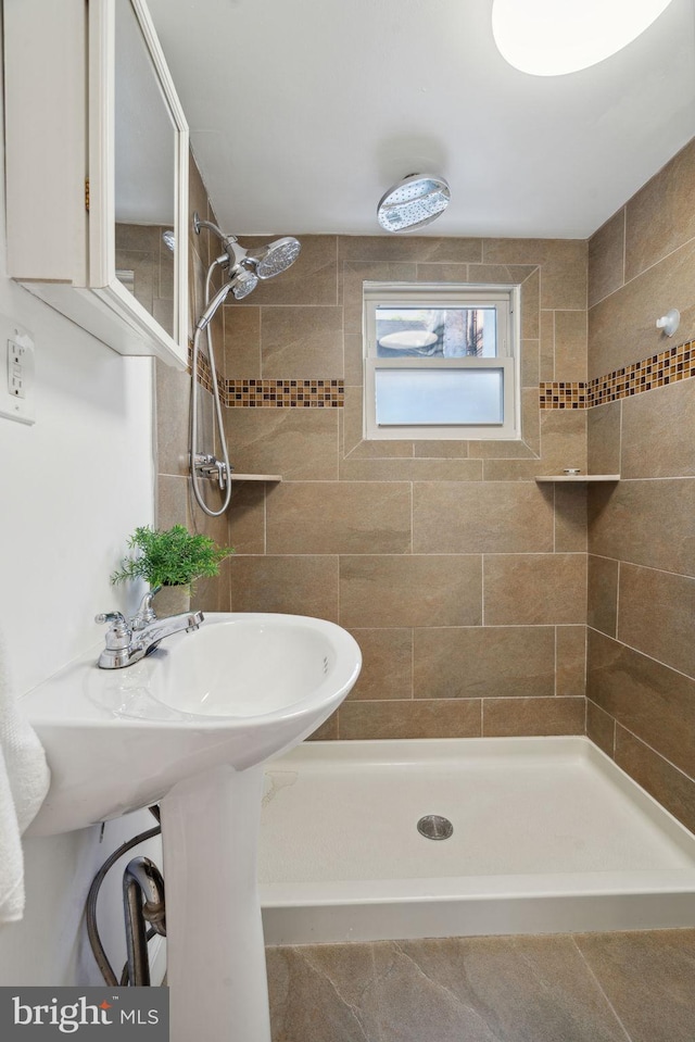 bathroom featuring a tile shower