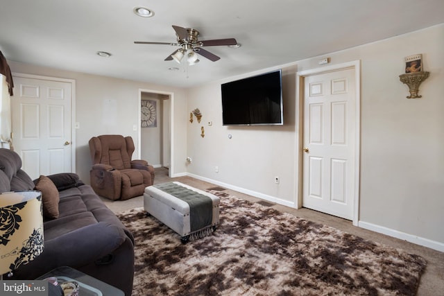 carpeted living room featuring ceiling fan