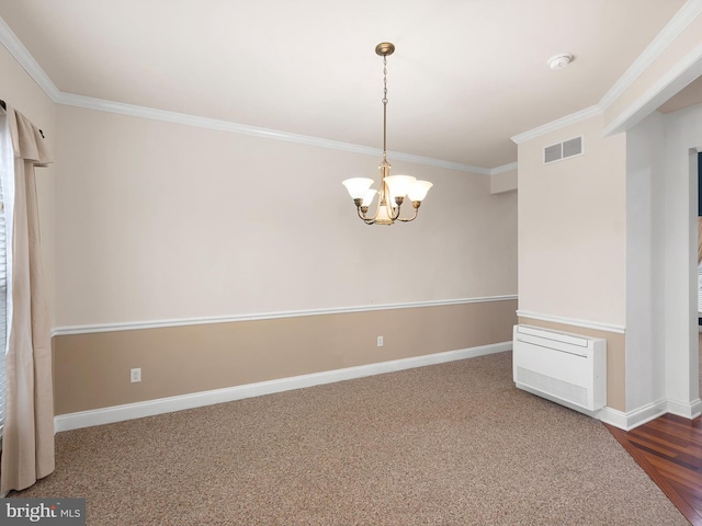 empty room featuring baseboards, crown molding, visible vents, and a notable chandelier