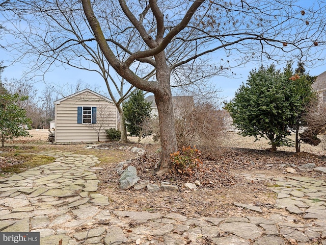 view of yard featuring an outbuilding