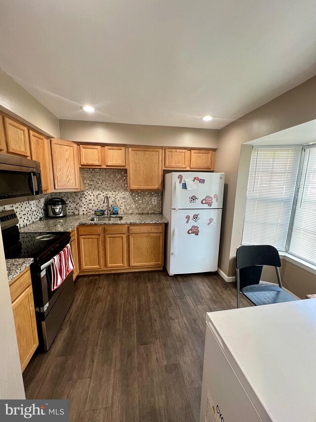398 Harry S Truman Dr, Upper Marlboro, MD 20774 - kitchen featuring stainless steel appliances, a sink, dark wood-style flooring, decorative backsplash, and recessed lighting