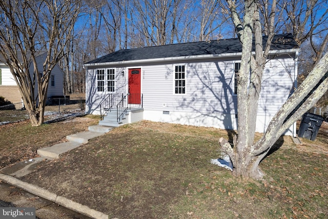 view of front of home featuring a front lawn