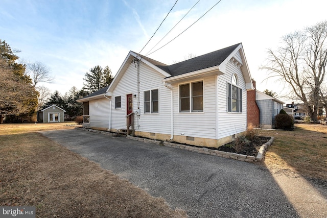 view of front facade featuring an outbuilding