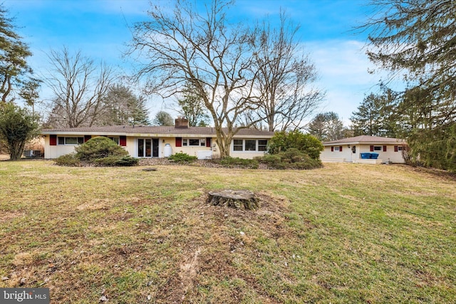 view of front of property with a front yard