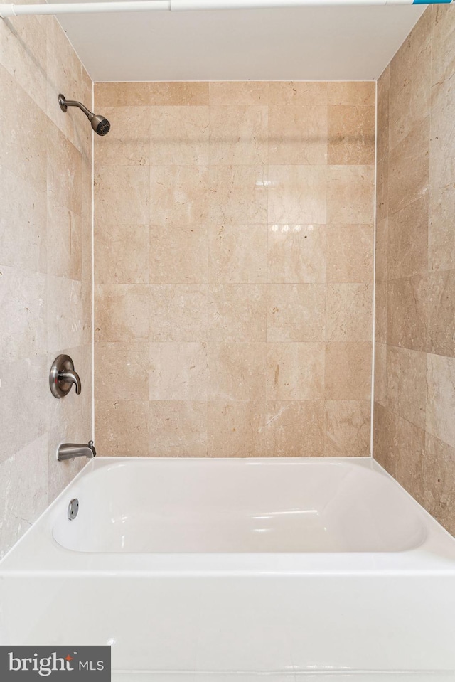 bathroom featuring tiled shower / bath