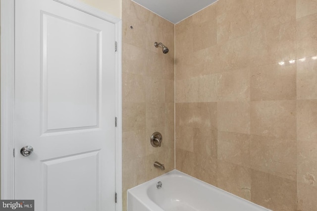 bathroom with tiled shower / bath