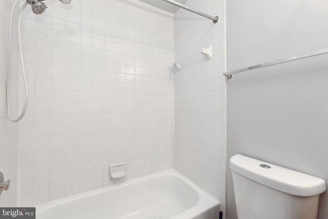 bathroom with tiled shower / bath and toilet