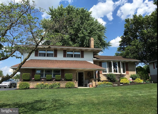 tri-level home featuring a front lawn