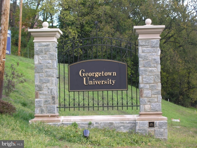 community / neighborhood sign featuring a yard