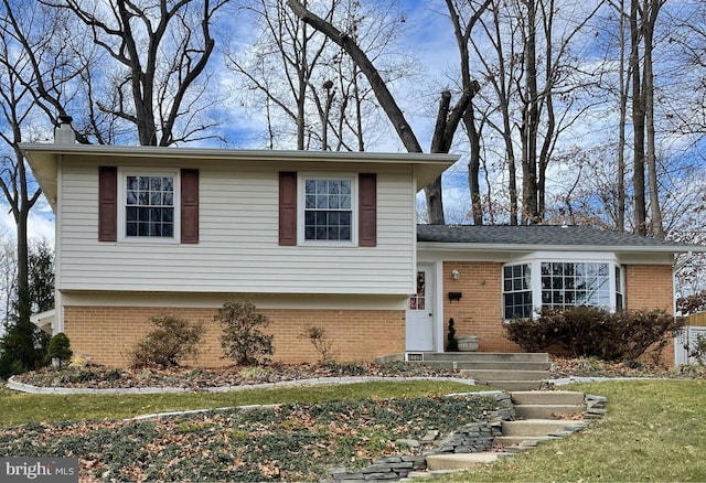 tri-level home featuring a front yard