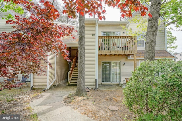 view of front of property featuring a balcony