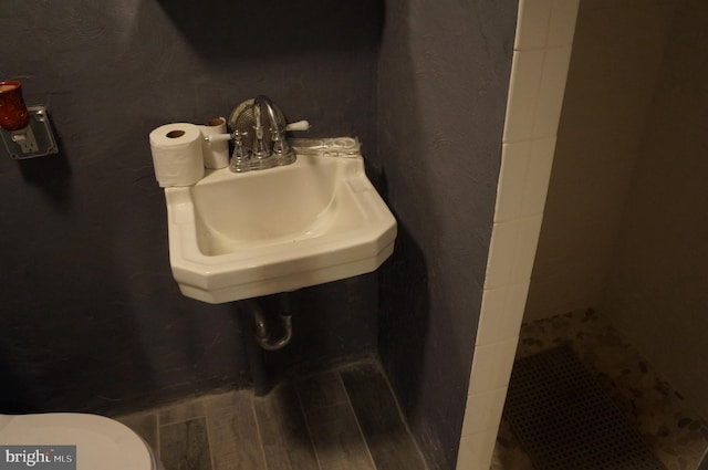 bathroom featuring sink and toilet