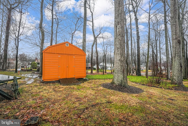 view of yard featuring a storage shed