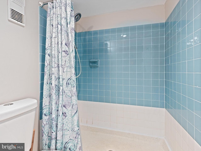 bathroom with curtained shower