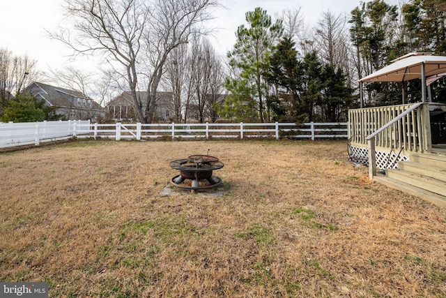 view of yard featuring an outdoor fire pit