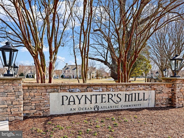 community sign featuring a residential view