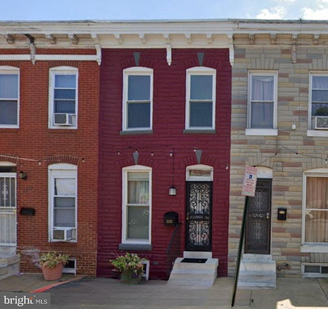 townhome / multi-family property featuring stone siding