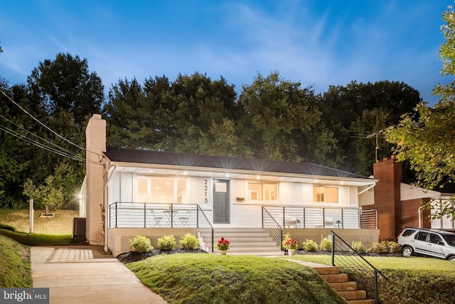 view of front of house featuring a front lawn