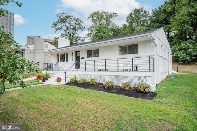 view of front of home featuring a front lawn and covered porch