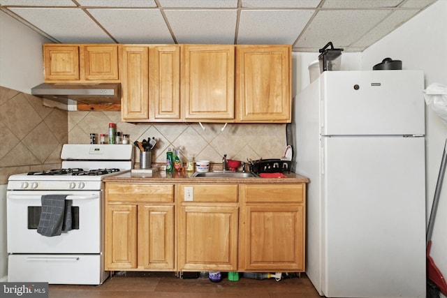 kitchen featuring tasteful backsplash, sink, white appliances, and a paneled ceiling