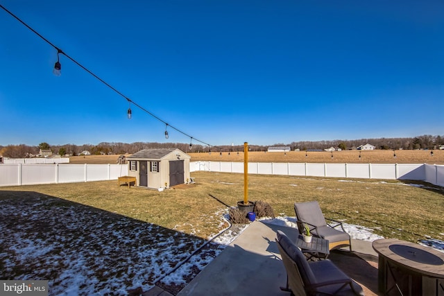 view of yard featuring a shed and a rural view