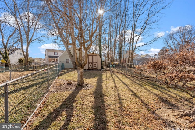 view of yard featuring a storage shed